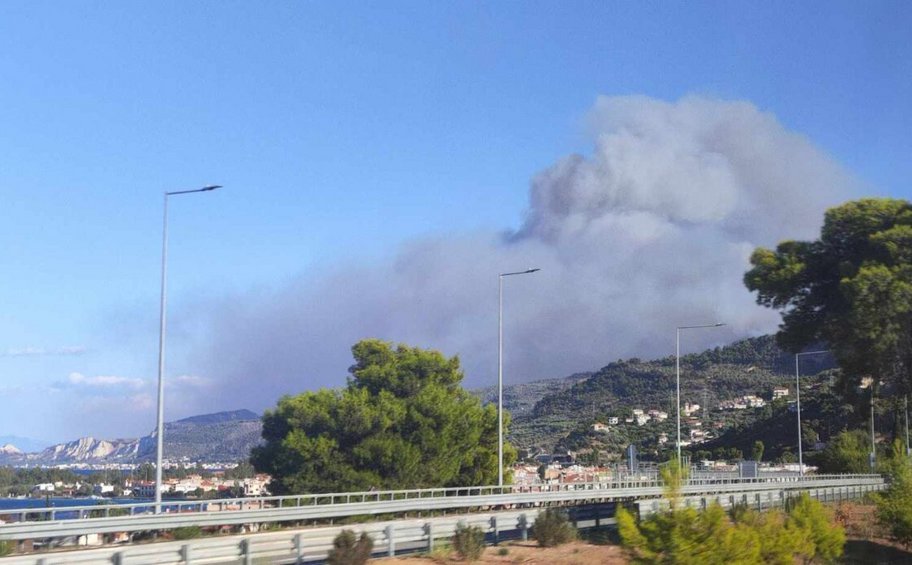 Κόρινθος: Μαίνεται η πυρκαγιά στην Ροζένα Ξυλοκάστρου – Ενεργοποιήθηκε το 112 - ΦΩΤΟ