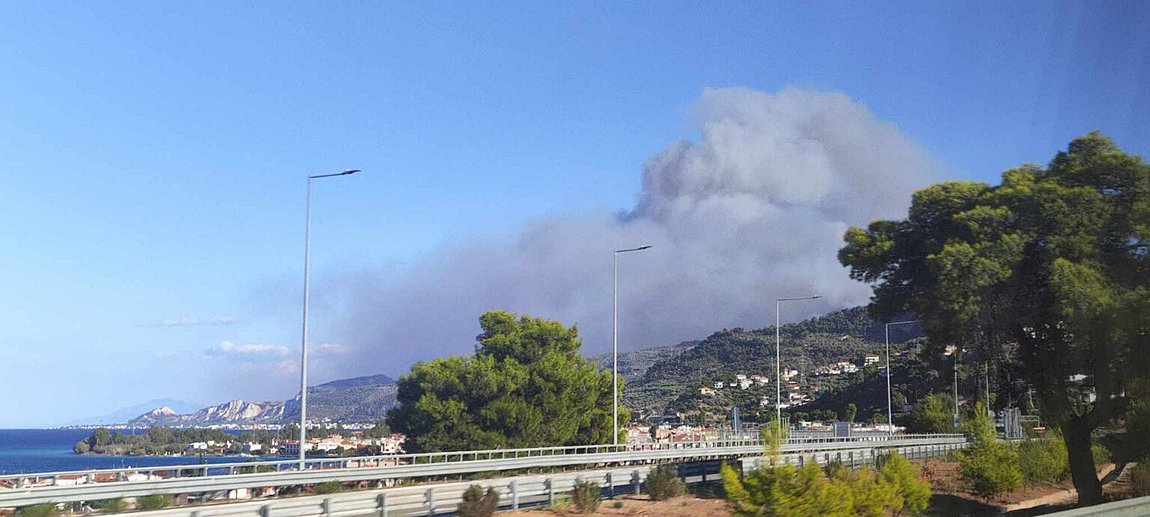 Ξυλόκαστρο: Μαίνεται η πυρκαγιά στη Ροζένα – Ενεργοποιήθηκε το 112 – ΦΩΤΟ