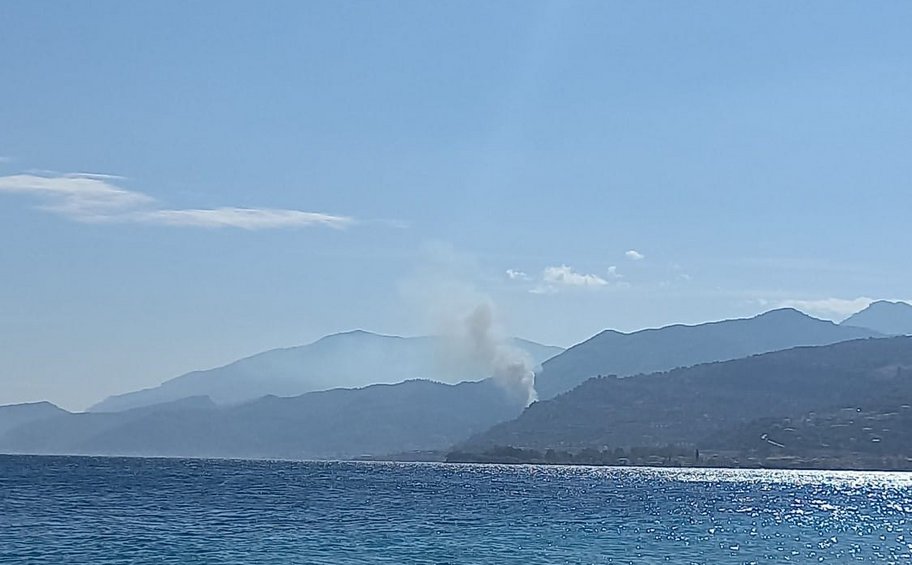 Φωτιά σε δασική έκταση στο Ξυλόκαστρο - Επιχειρούν 7 αεροσκάφη, 3 ελικόπτερα