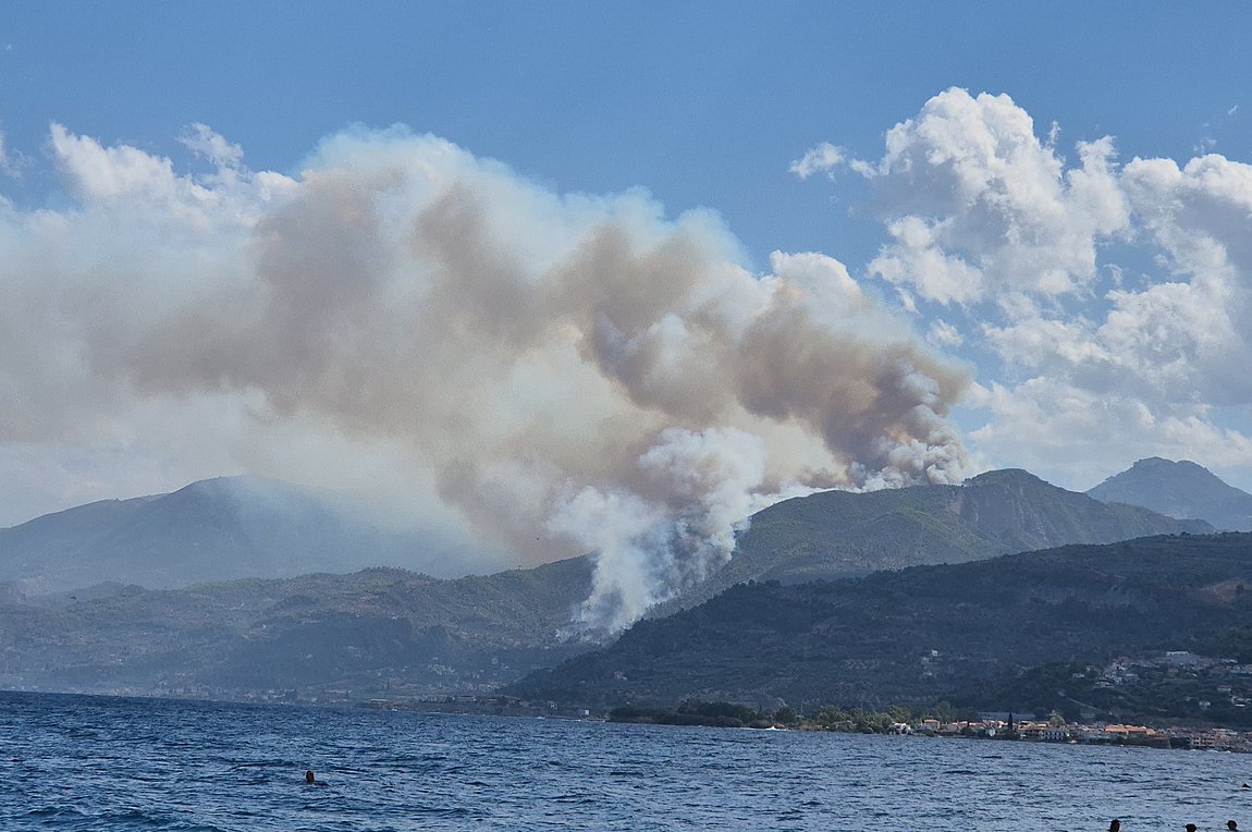 Φωτιά σε δασική έκταση στο Ξυλόκαστρο – Επιχειρούν 7 αεροσκάφη, 3 ελικόπτερα