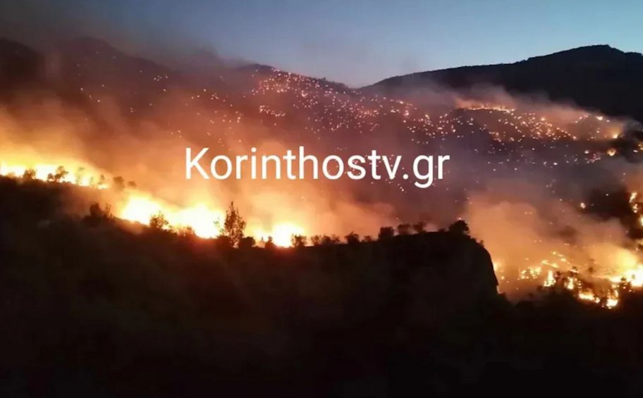 Μαίνεται η φωτιά στο Ξυλόκαστρο: Μηνύματα από το 112, έκτακτη σύσκεψη στην Πολιτική Προστασία