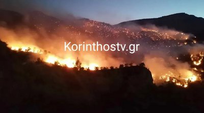 Μαίνεται η φωτιά στο Ξυλόκαστρο: Μηνύματα από το 112, έκτακτη σύσκεψη στην Πολιτική Προστασία