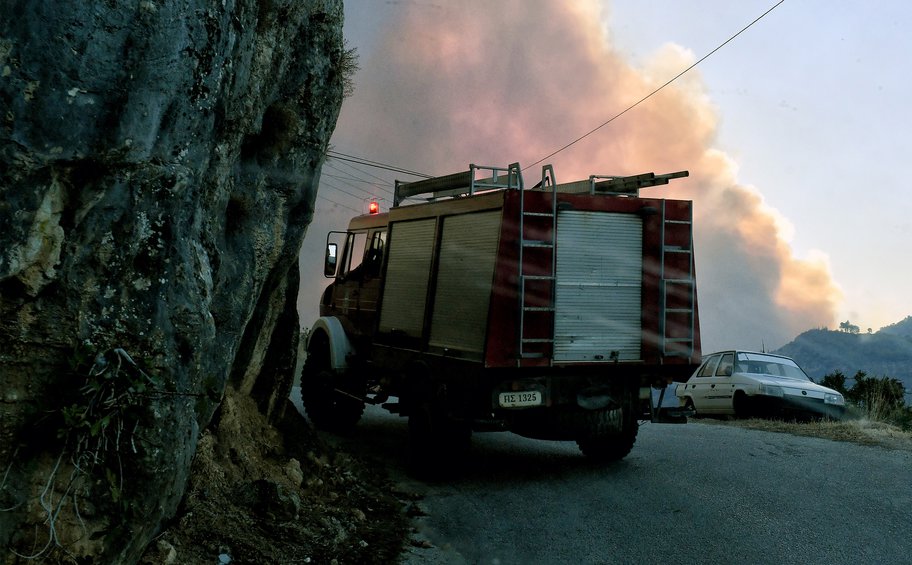 Φωτιά στην Κορινθία: Νέα αναζωπύρωση στον Πύργο - Τραυματίστηκε πυροσβέστης 
