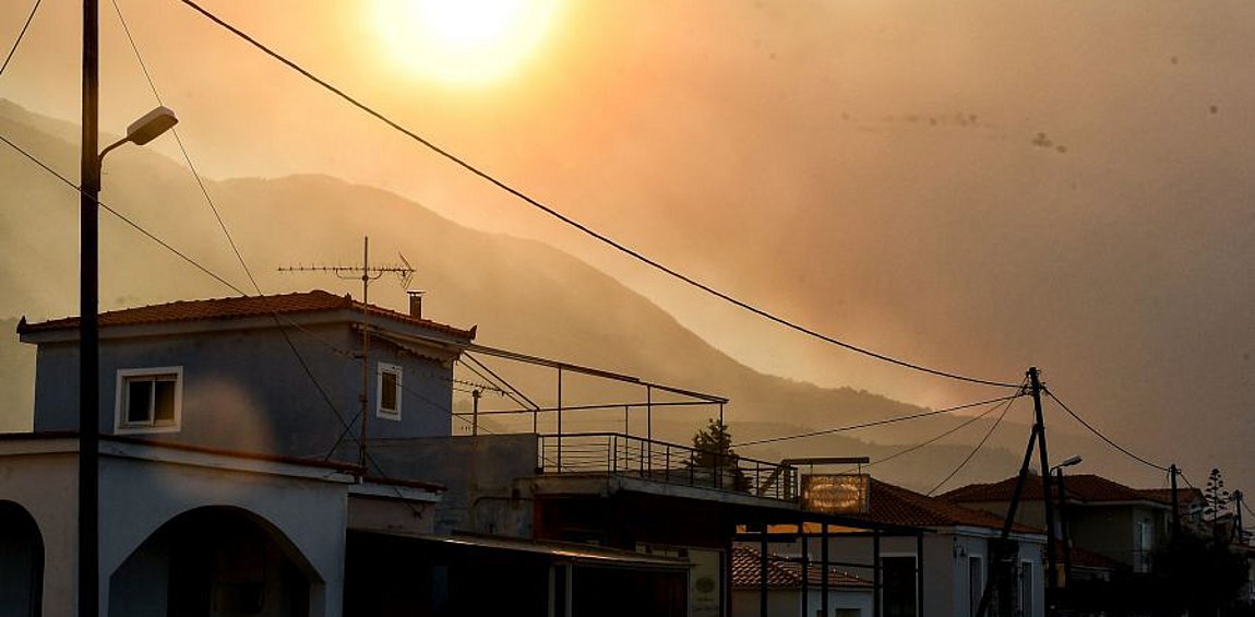 Φωτιά στο Ξυλόκαστρο - Βρέθηκαν δύο απανθρακωμένες σοροί