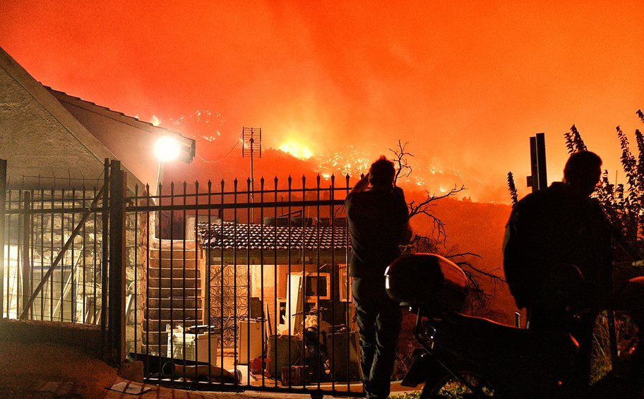 Ξυλόκαστρο: Μαίνεται η πυρκαγιά - Αγνοούνται δύο άτομα - Εκκενώθηκαν οικισμοί