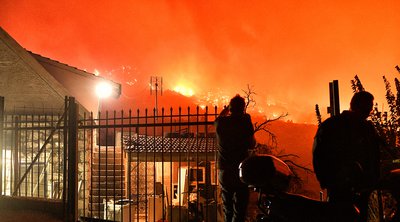 Ξυλόκαστρο: Μαίνεται η πυρκαγιά - Αγνοούνται δύο άτομα - Εκκενώθηκαν οικισμοί