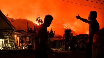 Σε εξέλιξη η φωτιά στο Ξυλόκαστρο - Μηνύματα από το 112, έκτακτη σύσκεψη στην Πολιτική Προστασία