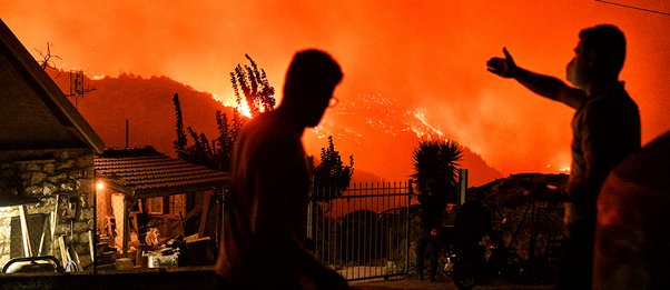 Σε εξέλιξη η φωτιά στο Ξυλόκαστρο - Μηνύματα από το 112, έκτακτη σύσκεψη στην Πολιτική Προστασία