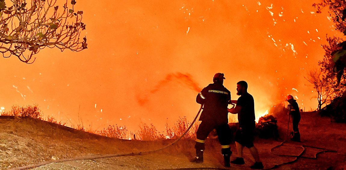 Κορινθία: Ολονύχτια μάχη με τις φλόγες για δεύτερο 24ωρο 