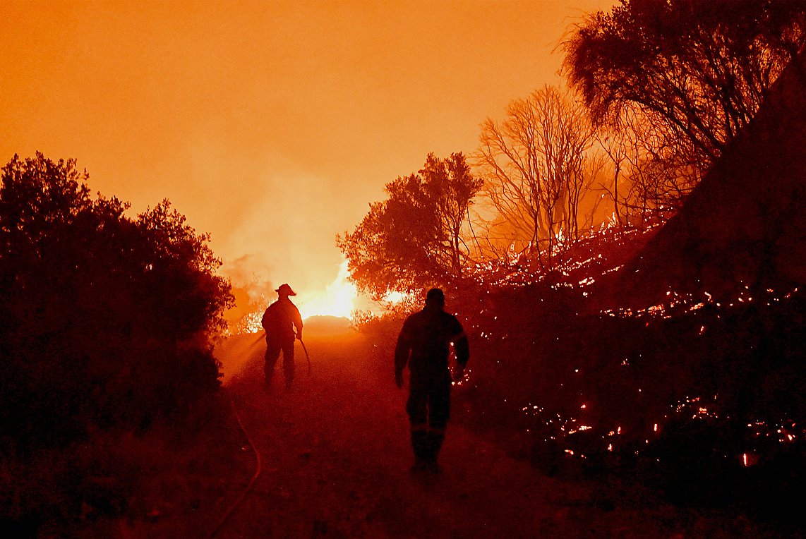 Φωτιά στην Κορινθία: Μάχη με τις αναζωπυρώσεις και τις διάσπαρτες εστίες