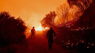 Κορινθία: Μαίνεται ανεξέλεγκτη η φωτιά - Τραυματίστηκαν δύο πυροσβέστες