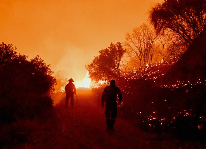 Κορινθία: Μαίνεται ανεξέλεγκτη η φωτιά - Τραυματίστηκαν δύο πυροσβέστες