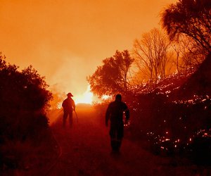 Φωτιά στην Κορινθία: Μάχη με τις αναζωπυρώσεις και τις διάσπαρτες εστίες 