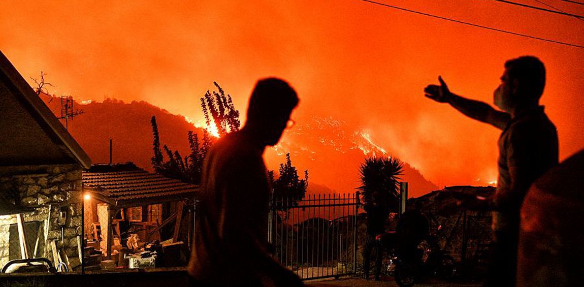 Μαίνεται η φωτιά στο Ξυλόκαστρο - Βρέθηκαν δύο απανθρακωμένες σοροί