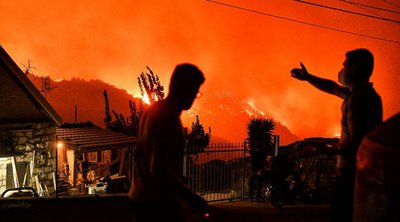 Μαίνεται η φωτιά στο Ξυλόκαστρο - Βρέθηκαν δύο απανθρακωμένες σοροί