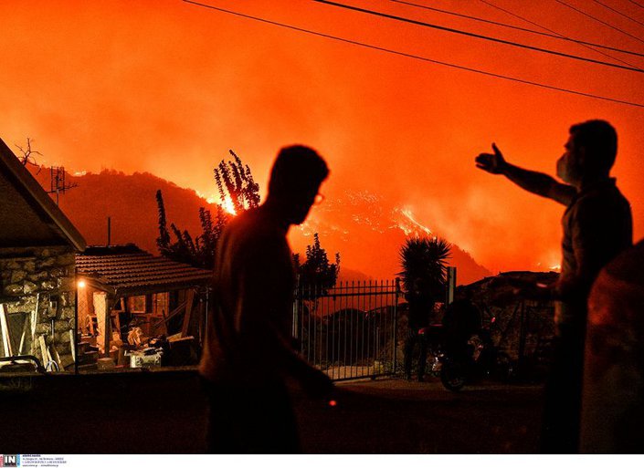 Μαίνεται η φωτιά στο Ξυλόκαστρο - Βρέθηκαν δύο απανθρακωμένες σοροί