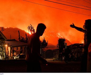 Μαίνεται η φωτιά στο Ξυλόκαστρο - Βρέθηκαν δύο απανθρακωμένες σοροί