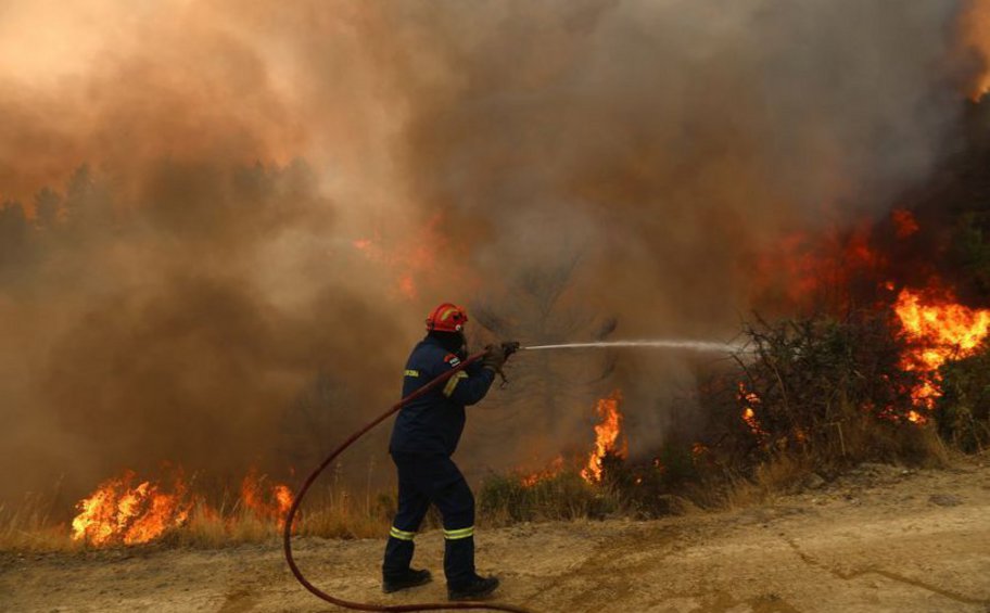 Μαίνεται η πυρκαγιά στην Κορινθία - Συγκλονιστικές εικόνες