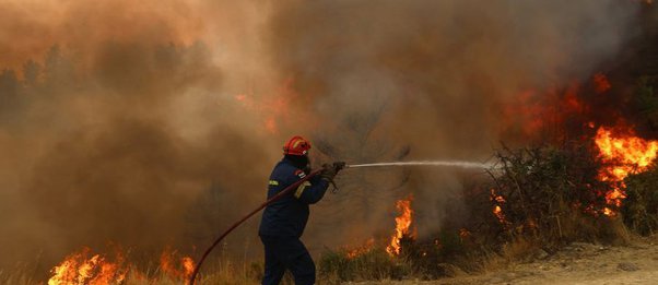 Μαίνεται η πυρκαγιά στην Κορινθία - Συγκλονιστικές εικόνες