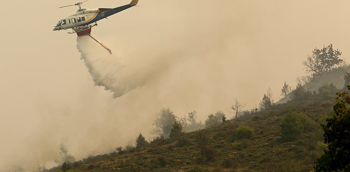 Φωτιά στην Κορινθία: Μάχη με τις διάσπαρτες εστίες δίνει η Πυροσβεστική 