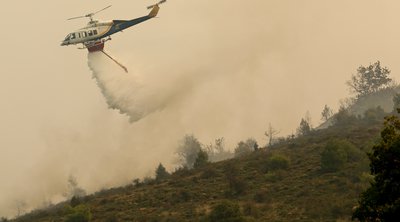 Φωτιά στην Κορινθία: Μάχη με τις διάσπαρτες εστίες δίνει η Πυροσβεστική 