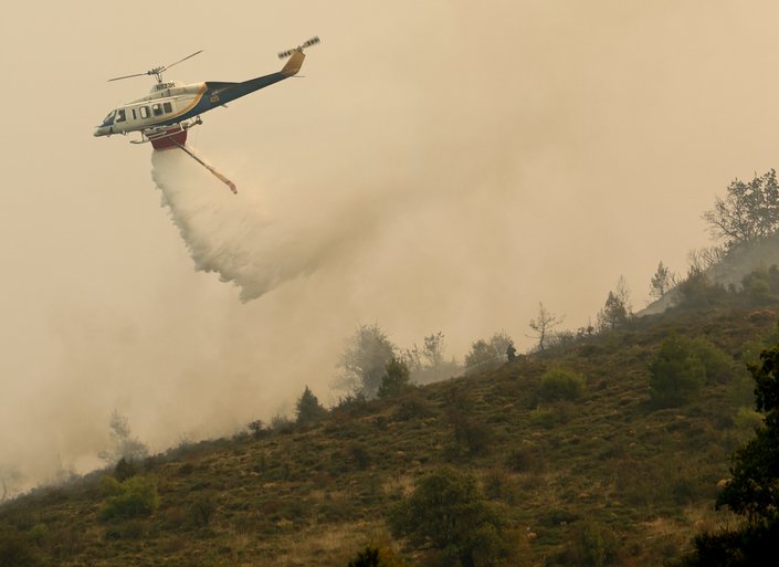 Φωτιά στην Κορινθία: Μάχη με τις διάσπαρτες εστίες δίνει η Πυροσβεστική 