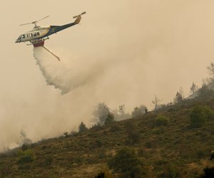 Φωτιά στην Κορινθία: Μάχη με τις διάσπαρτες εστίες δίνει η Πυροσβεστική 