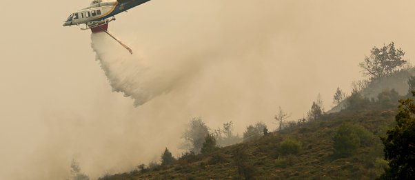 Φωτιά στην Κορινθία: Μάχη με τις διάσπαρτες εστίες δίνει η Πυροσβεστική 