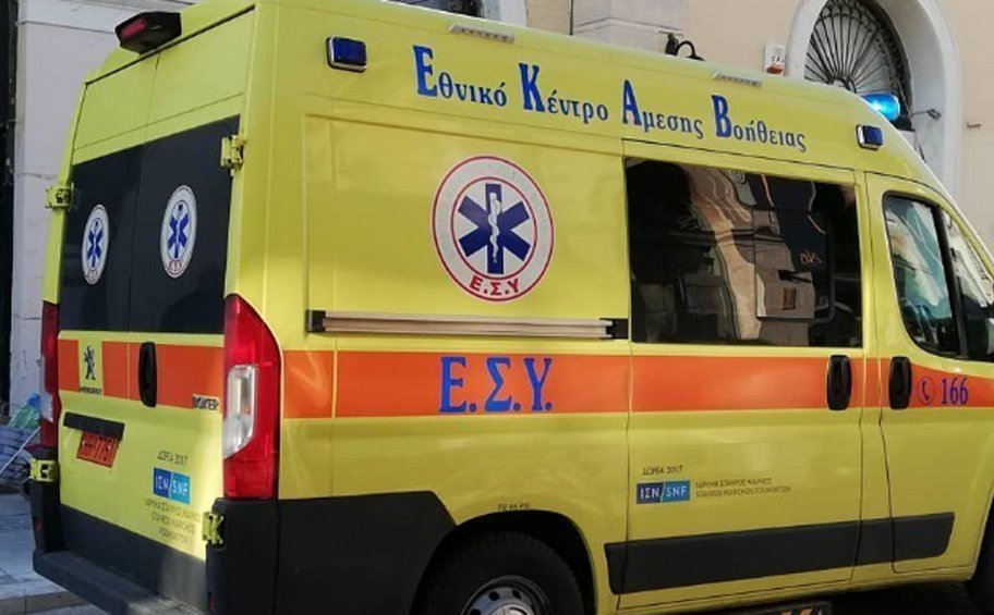 Τροχαίο στη Γλυφάδα: ΙΧ συγκρούστηκε με λεωφορείο - Τρεις τραυματίες