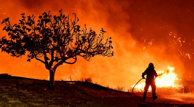 Φωτιά στην Κορινθία: Ολονύχτια μάχη των πυροσβεστικών δυνάμεων με τις διάσπαρτες εστίες 