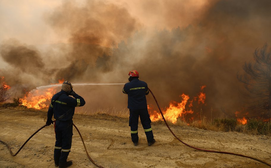 Φωτιά στην Κορινθία: Μάχη με τις αναζωπυρώσεις και τις διάσπαρτες εστίες