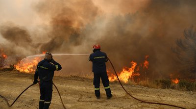 Φωτιά στην Κορινθία: Μάχη με τις αναζωπυρώσεις και τις διάσπαρτες εστίες