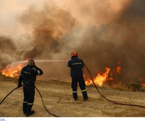 Φωτιά στην Κορινθία: Μάχη με τις αναζωπυρώσεις και τις διάσπαρτες εστίες