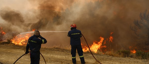 Φωτιά στην Κορινθία: Μάχη με τις αναζωπυρώσεις και τις διάσπαρτες εστίες