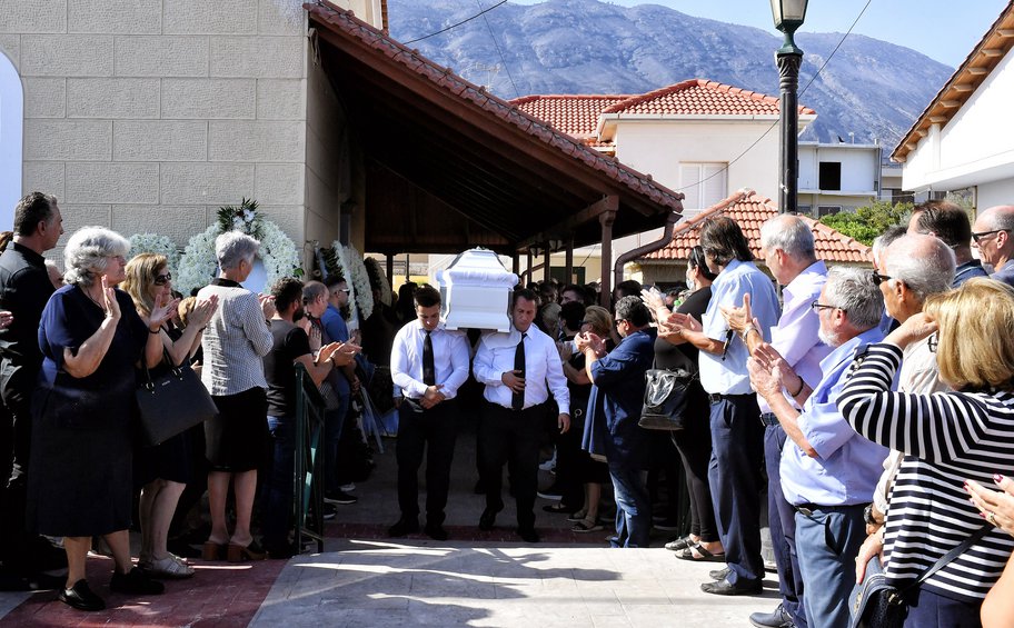 Κορινθία: Σε κλίμα οδύνης οι κηδείες των δύο θυμάτων της πυρκαγιάς