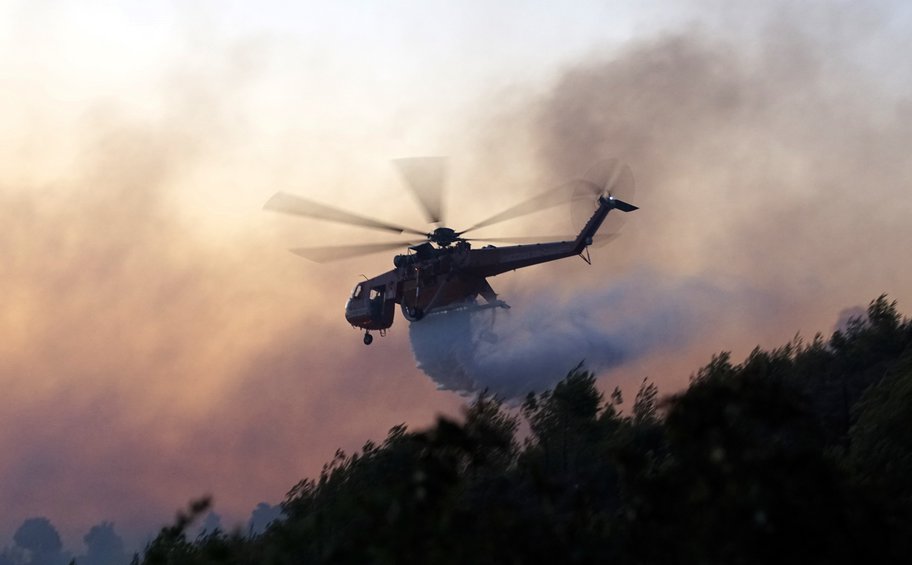 Ηλεία: Δεκάδες διάσπαρτες εστίες στο Γεράκι – Τραυματίστηκε πυροσβέστης 