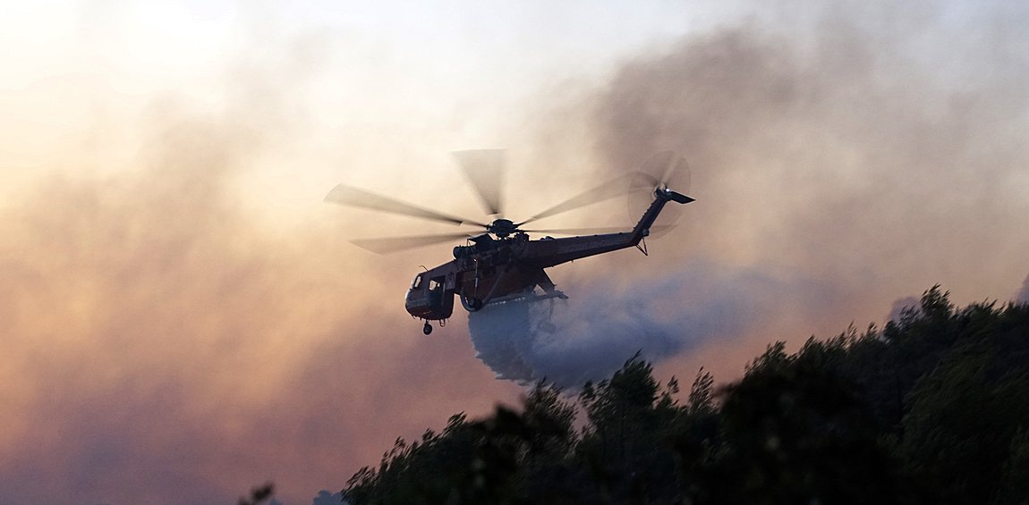 Ηλεία: Δεκάδες διάσπαρτες εστίες στο Γεράκι – Τραυματίστηκε πυροσβέστης 