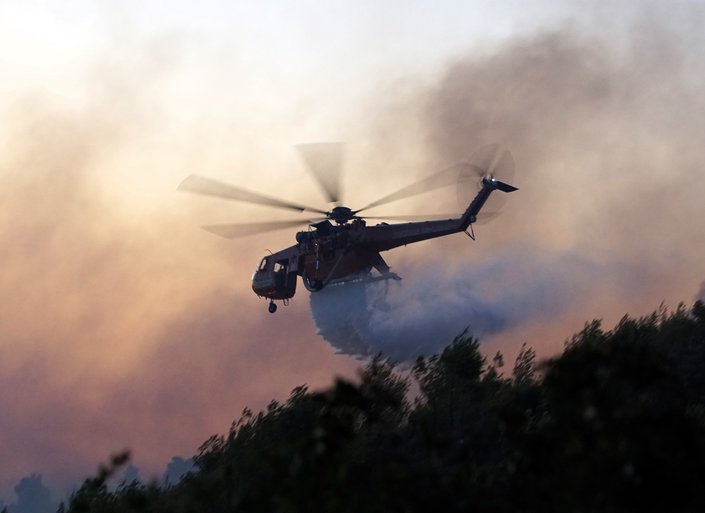 Ηλεία: Δεκάδες διάσπαρτες εστίες στο Γεράκι – Τραυματίστηκε πυροσβέστης 