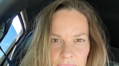 Hilary Swank: O αγώνας να θηλάσει τα δίδυμά της – «Δεν πάει πάντα καλά»
