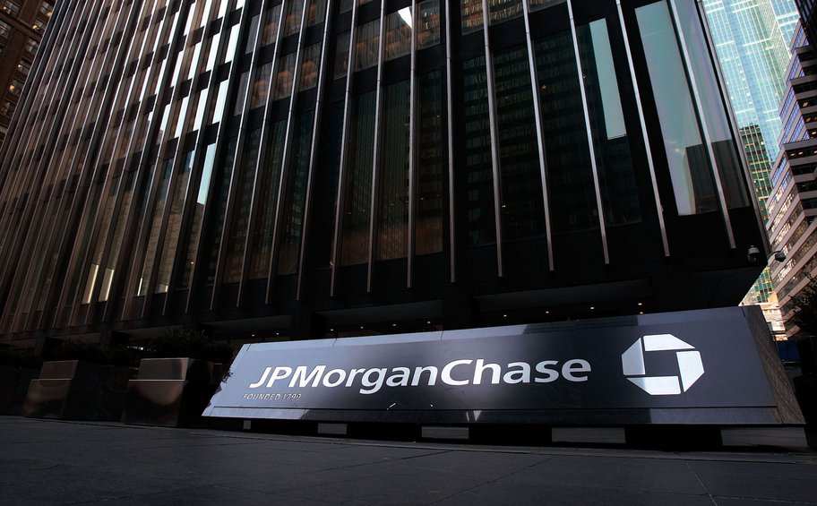 ΗΠΑ: Η τράπεζα JPMorgan Chase διέψευσε ότι ο διευθύνων σύμβουλός της στηρίζει τον Τραμπ για πρόεδρο