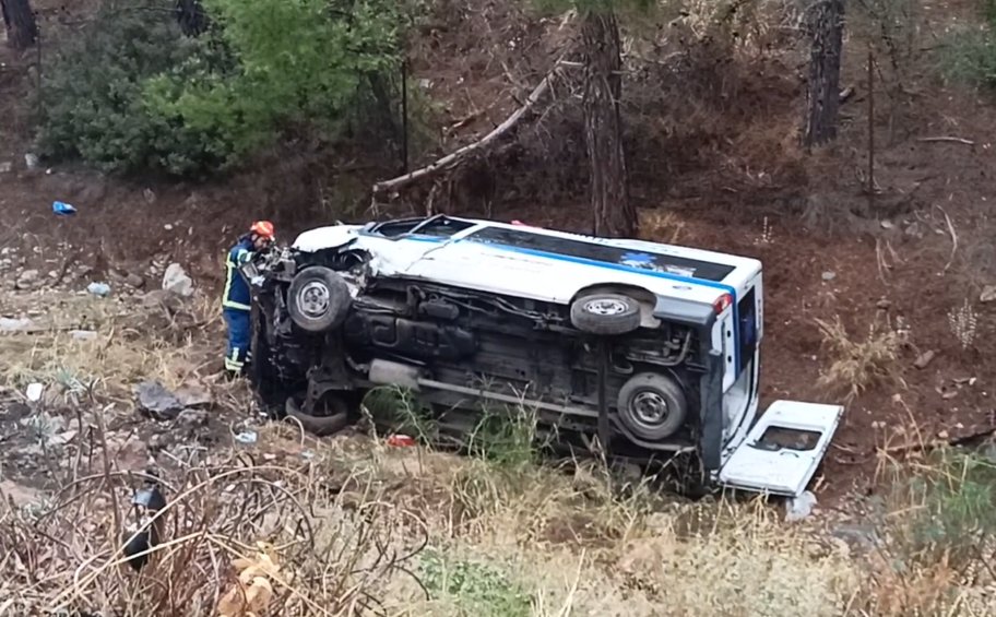 Καισαριανή: Ασθενοφόρο έπεσε σε χαντάκι - Τρεις τραυματίες 