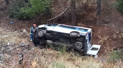 Καισαριανή: Ασθενοφόρο έπεσε σε χαντάκι - Τρεις τραυματίες 