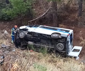 Καισαριανή: Ασθενοφόρο έπεσε σε χαντάκι - Τρεις τραυματίες 