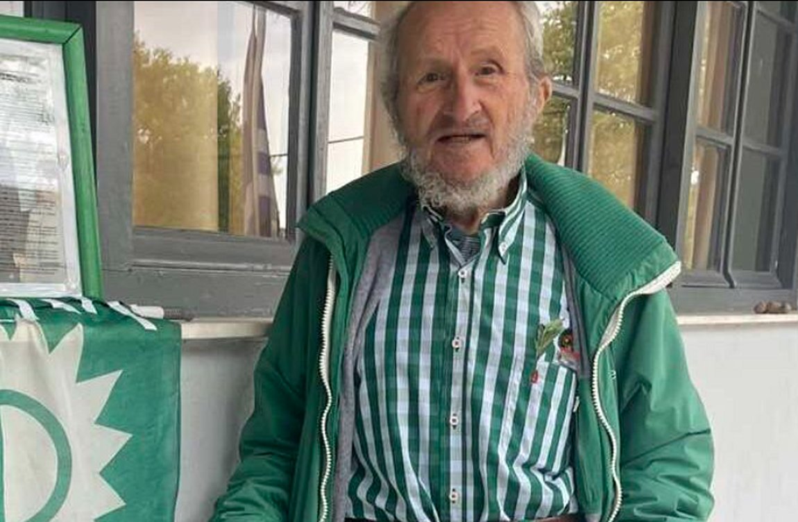 Εκλογές ΠΑΣΟΚ: Ψηφοφόρος στα Τρίκαλα εμφανίστηκε «βαμμένος» πράσινος – ΕΙΚΟΝΑ