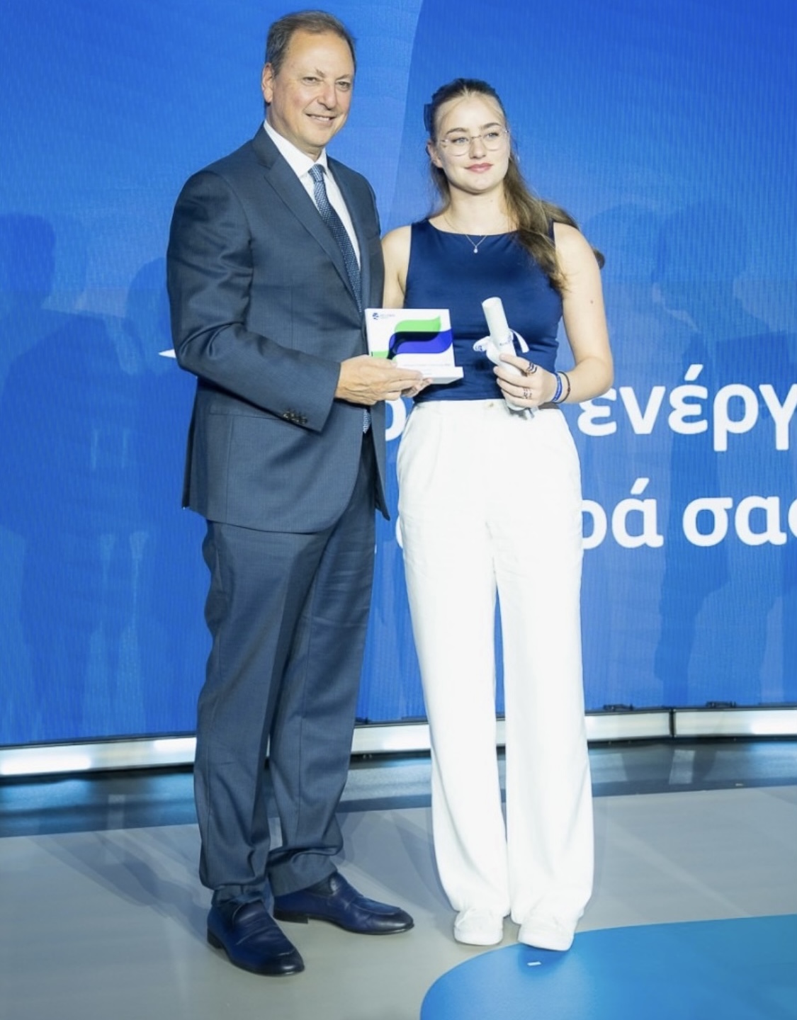 Ο Πρόεδρος του Δ.Σ. της HELLENiQ ENERGY κ. Σπήλιος Λιβανός βραβεύει απόφοιτη από Λύκειο του Δήμου Κοζάνης, που διακρίθηκε για τις άριστες επιδόσεις της