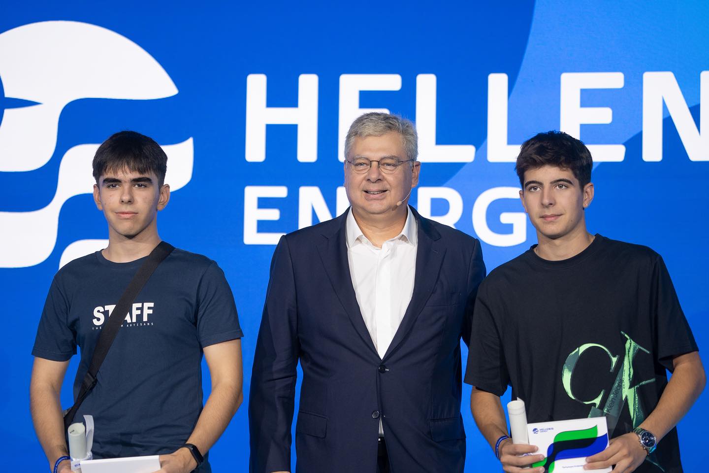 Ο Διευθύνων Σύμβουλος της HELLENiQ ENERGY κ. Ανδρέας Σιάμισιης βραβεύει αριστούχους απόφοιτους Λυκείων της Λάρισας
