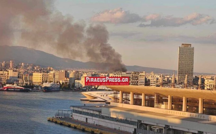 Πειραιάς: Φωτιά κοντά στον Πύργο - ΕΙΚΟΝΕΣ