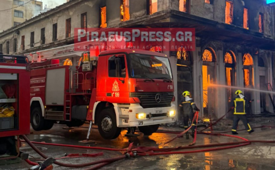 Πειραιάς: Φωτιά κοντά στον Πύργο - Ήχησε το 112 - Αλλαγές στα δρομολόγια του ΗΣΑΠ