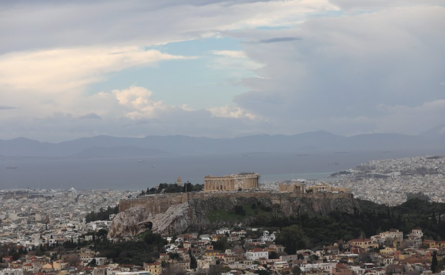 Καιρός: Συννεφιά, ζέστη και τοπικές βροχές την Τετάρτη 