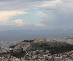 Καιρός: Συννεφιά, ζέστη και τοπικές βροχές την Τετάρτη 